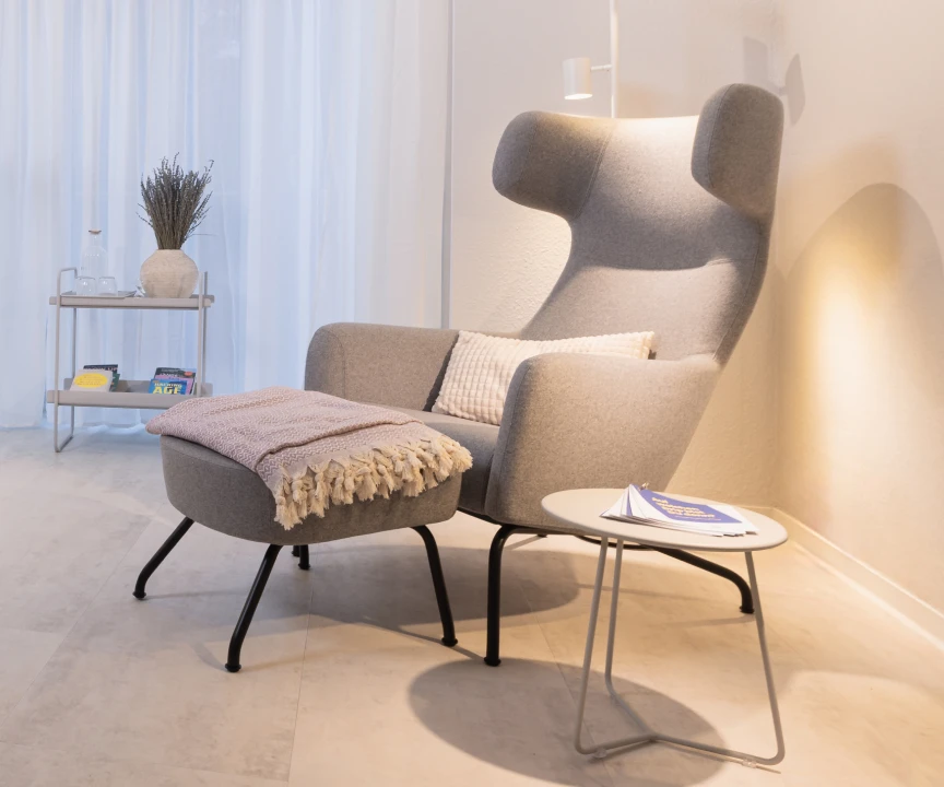 Entspannungsbereich für Drip-Therapie mit komfortablen Sesseln.