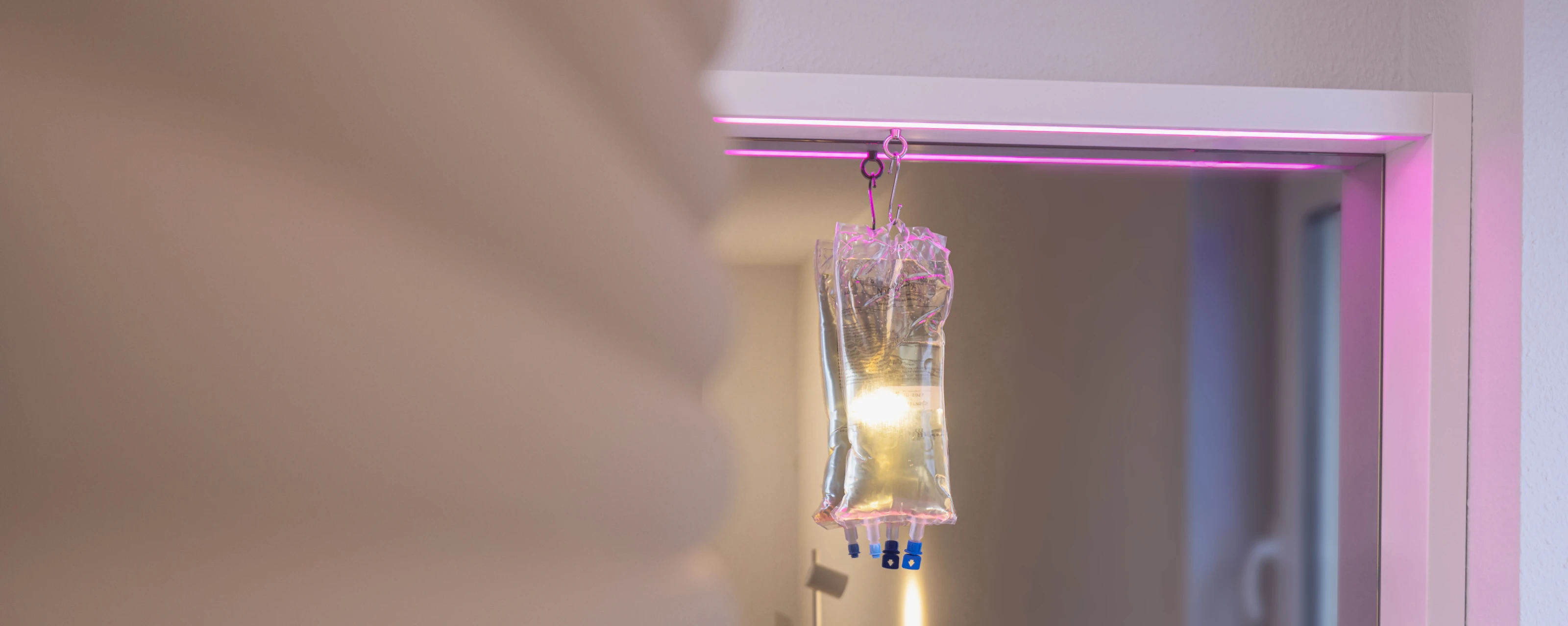 Ein Drip-Infusionsbeutel vor einem Spiegel