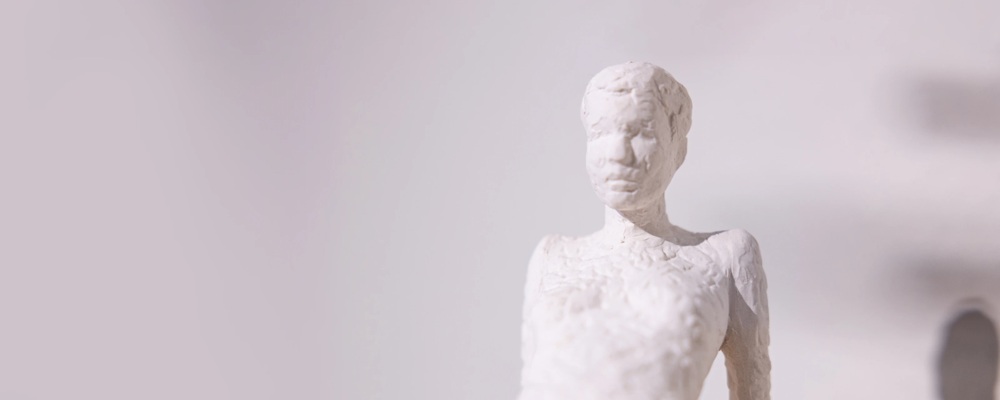 Kleine Skulptur einer Frau in den mittleren Jahren