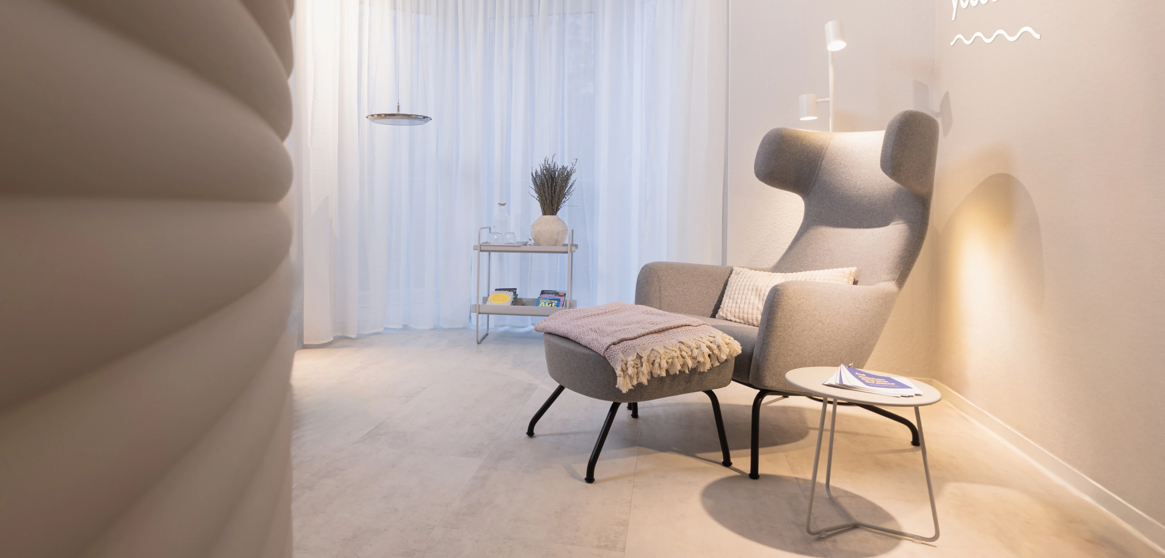 Entspannungsbereich für Drip-Therapie mit komfortablen Sesseln